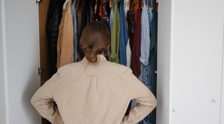 Nunca acha o que precisa no armário? 5 truques para se reconectar com as suas roupas
