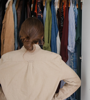 Nunca acha o que precisa no armário? 5 truques para se reconectar com as suas roupas