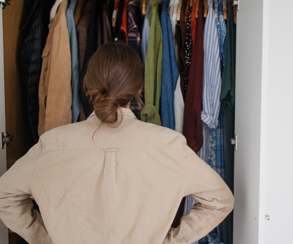 Nunca acha o que precisa no armário? 5 truques para se reconectar com as suas roupas